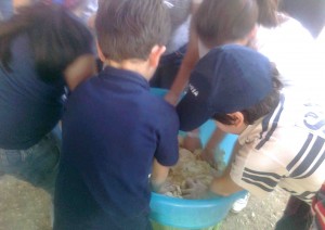 i bambini impastano il pane raffermo