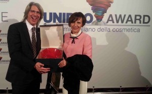 Domenico Scordari con la moglie Marina posano con il premio ricevuto.